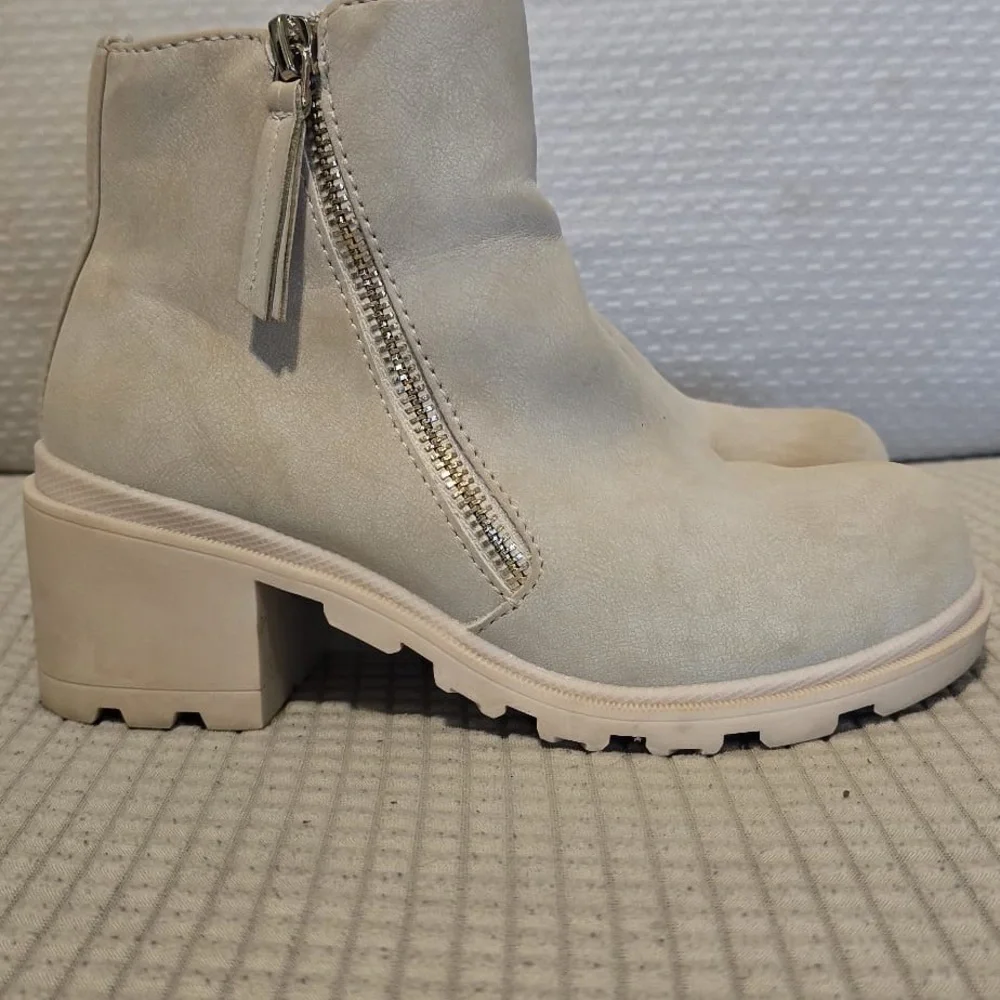 Jellypop Cream‎ Suede Ankle Boots with Minimalist Design
